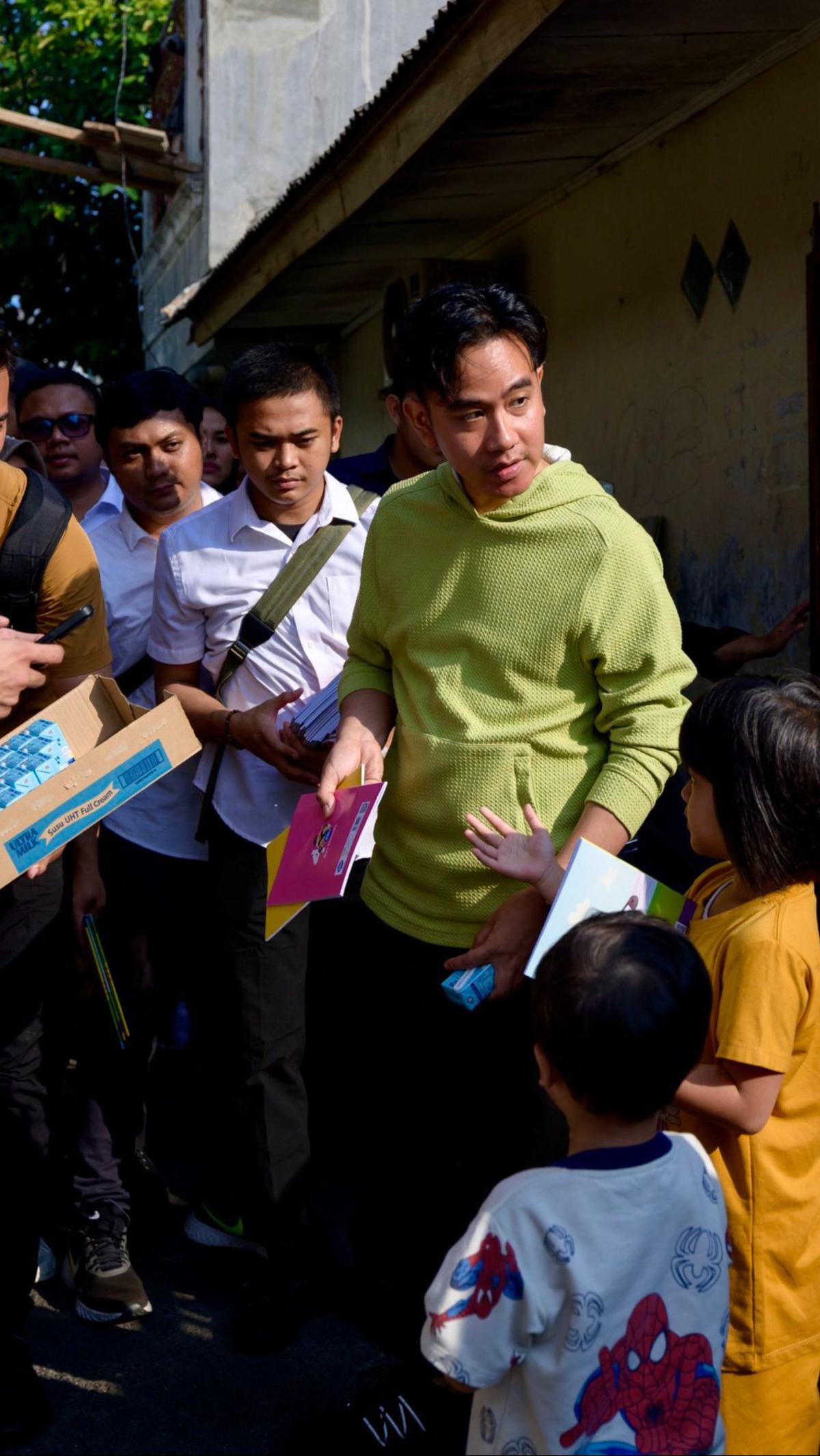 “Ya intinya saya sudah izin kepada Pak Pj Gubernur untuk belanja masalah dan beliau sudah mengizinkan,” tutur Gibran di Pasar Nangka, Senen, Jakarta Pusat, Rabu (3/7/2024).&nbsp;Foto: Bay Ismoyo/AFP<br>