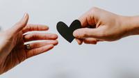 ilustrasi hubungan cinta/Photo by Kelly Sikkema on Unsplash