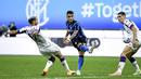 Striker Inter Milan, Lautaro Martinez, mencetak gol ke gawang Fiorentina pada laga Seria A di Stadion Giuseppe Meazza, Minggu (27/9/2020). Inter Milan menang dengan skor 4-3. (Piero Cruciatti/LaPresse via AP)