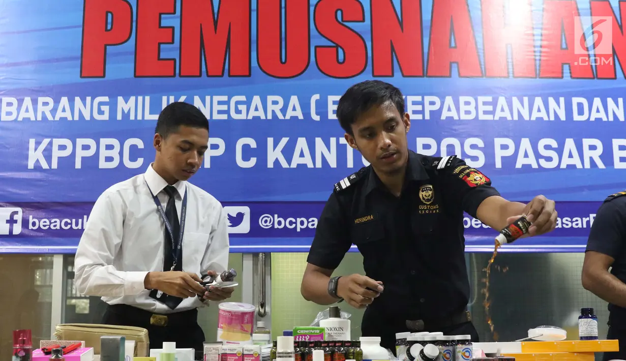 Petugas memusnahkan kosmetik saat Pemusnahan Barang Milik Negara Eks Kepabeanan dan Cukai, Kantor Bea Cukai Pasar Baru, Jakarta, Jumat (9/8/2019). Total 7972 pcs barang dimusnahkan dari tujuh jenis barang yang melanggar aturan dan disita sejak 2016 hingga awal 2018. (Liputan6.com/Helmi Fithriansyah)