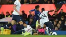 Gelandang Everton Andre Gomes (tengah) ditekel striker Tottenham Hotspur Son Heung-min pada pertandingan Liga Inggris di Goodison Park, Liverpool, Inggris, Minggu (3/11/2019). Tekel Son Heung-min menyebabkan Andre Gomes patah kaki. (Oli SCARFF/AFP)