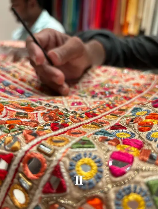 Tak hanya meriah, lehenga warna-warni ini dibuat dari batu dan bordir yang dijahit secara manual [@taruntahiliani]