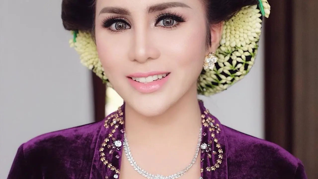 6 Potret Momo Geisha saat Pakai Kebaya, Anggun dan Menawan