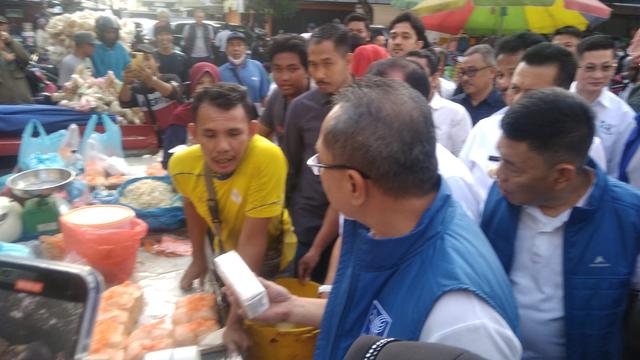 Mendag Zulkifli Hasan memantau harga dan pasokan kebutuhan pokok jelang natal dan tahun baru, Sabtu (17/12/2022). (Foto: Liputan6.com/Ajang Nurdin)