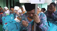 Terharu, Kakek Ayub Menangis Bisa Berangkat Haji