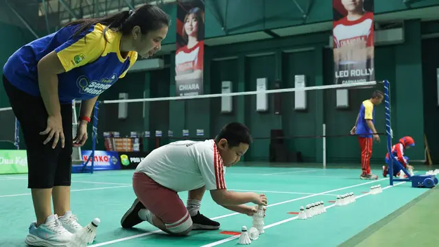 Salah seorang peserta serius menyelesaikan fun game jenis Pyramid Shuttlecock. (Liputan6.com/BODF)