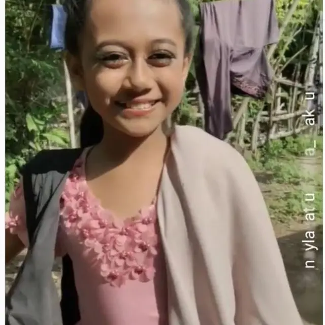 Vlogger Cilik Bikin Video Tutorial Makeup Angkat Jemuran