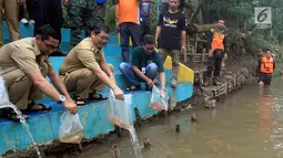 Walikota Jakarta Selatan Marullah Matali (tengah) melepaskan bibit ikan di Jalan Arus Srengsegawah, Jakarta Selatan (26/11). Kegiatan juga sekaligus  pengenalan sekolah Ciliwung di kawasan itu. (Merdeka.com/Arie Basuki)