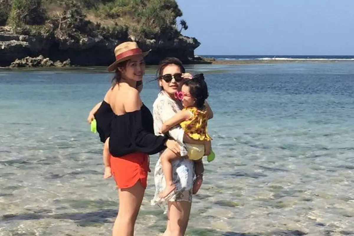 [Bintang] Ayu Ting Ting dan Jessica Iskandar