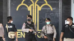 Petugas kepolisian berjaga di pintu masuk utama Lapas Kelas I Tangerang, Banten, Rabu (8/9/2021). Kebakaran Lapas Kelas I Tangerang yang terjadi pada pukul 02.00 dinihari tadi di blok C2 menyebabkan 41 orang tewas, 8 orang luka berat, dan 72 luka ringan.  (AP Photo/Tatan Syuflana)