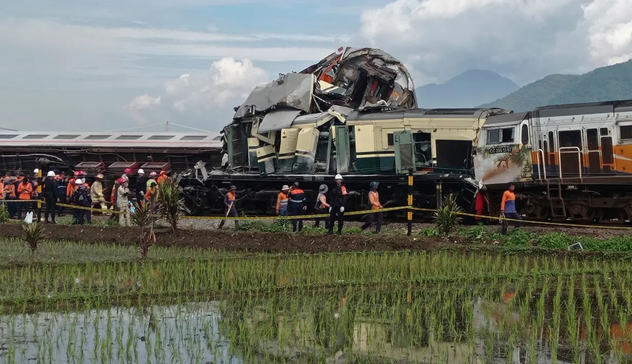 Hingga kini proses evakuasi masih terus dilakukan. Laporan awal, penumpang selamat semua namun mengalami luka-luka. Manajer Humas KAI Daop 2 Ayep sebelumnya membenarkan adanya kejadian tersebut yang berawal saat kedua kereta saling bertabrakan pada pukul 06.03 WIB. (AP Photo/Abdan Syakura)
