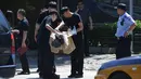 Petugas keamanan berada di lokasi ledakan bom yang terjadi luar kedutaan besar Amerika Serikat di Beijing, Kamis (26/7). Menurut juru bicara Kedutaan AS, satu-satunya korban adalah tersangka pelaku yang meledakkan alat peledak. (AFP/Greg BAKER)