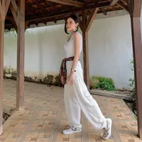 Tak hanya pada outfit utama, Fanny Soegiarto juga kenakan batik pada slip on shoes-nya. Slip on kece itu jadi sentuhan yang smooth pada penampilan serba putih [@fannysoegi]