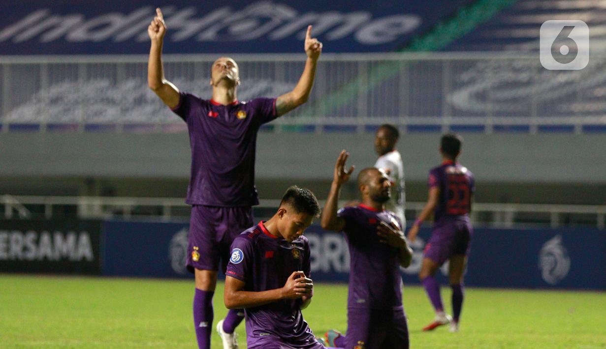 Selebrasi pemain Persik Kediri usai mengalahkan Borneo FC dalam pertandingan BRI Liga 1 2021/2022 di Stadion Pakansari, Bogor, Jumat (10/9/2021). Persik Kediri menang tipis atas Borneo FC 1-0. (Bola.com/Ikhwan Yanuar)