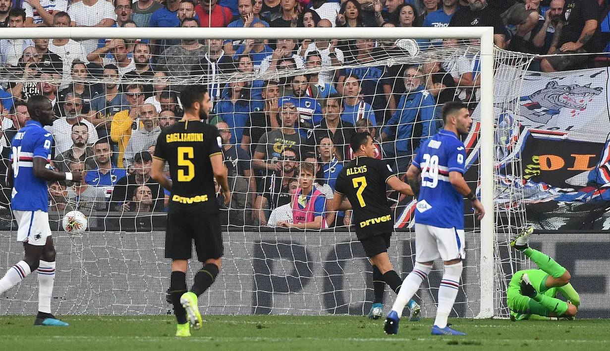 Penyerang Inter Milan, Alexis Sanchez (kedua kanan) saat mencetak gol ke gawang Sampdoria pada lanjutan pertandingan Liga Serie A Italia di stadion Luigi Ferraris di Genoa (28/9/2019). Gol Sanchez ke gawang Sampdoria merupakan gol perdananya untuk klub barunya ini. (Luca Zennaro/ANSA Via AP)