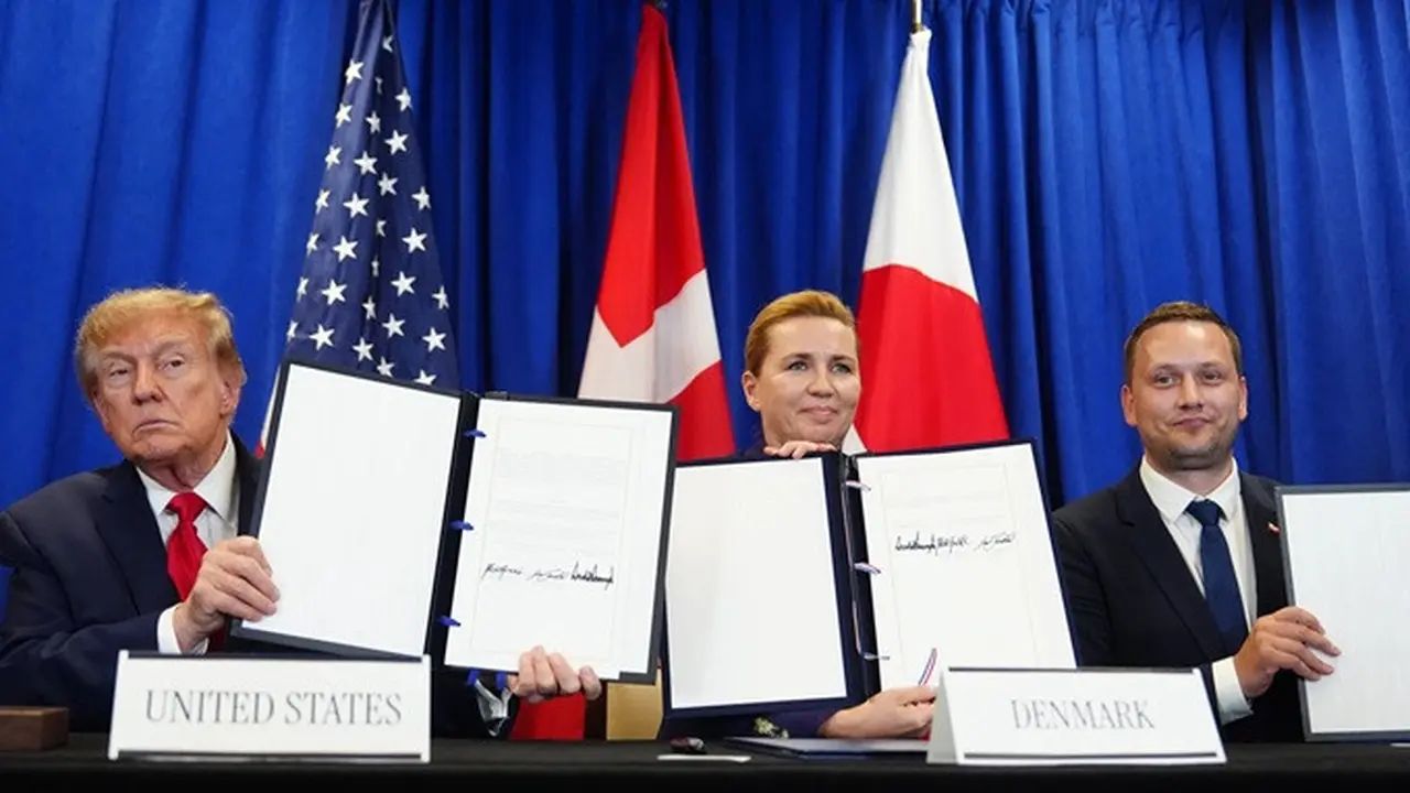 Presiden Amerika Serikat Donald Trump menandatangani perjanjian keamanan bersama Perdana Menteri Denmark Mette Frederiksen dan Perdana Menteri Greenland Jens-Frederik Nielsen.