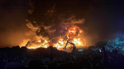 Backhoe Dikerahkan untuk Atasi Kebakaran Hebat di Mojokerto
