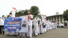 Murid sekolah melakukan pawai mengelilingi Kawasan Pejambon dan Gambir di Jakarta, Sabtu (8/10/2022). Pawai tersebut diikuti ratusan peserta dari Madrasah Ibtidaiyah (MI), Madrasah Tsanawiyah Negeri (MTsN), Madrasah Aliyah dan perwakilan Majelis Taklim Istiqlal dalam rangka memperingati Maulid Nabi Muhammad SAW. (Liputan6.com/Herman Zakharia)