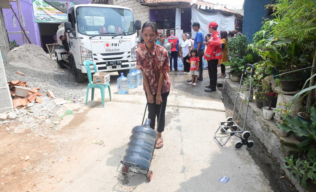 PDAM Mati dan Sumur Mengering,  Warga Depok Dapat Bantuan Air Bersih