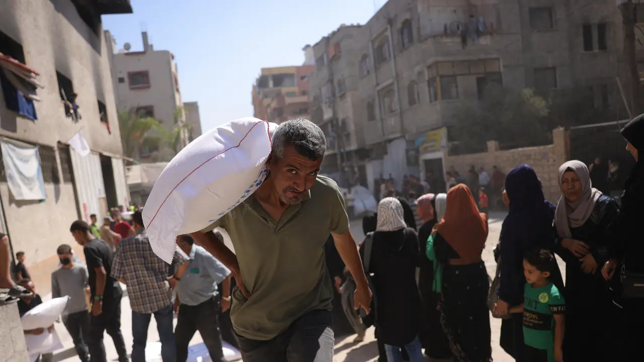 Antrean Panjang Warga Gaza Demi Sekarung Tepung