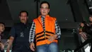 Pimpinan DPRD Muba, Aidil Fitri usai menjalani pemeriksaan KPK, Jakarta, Selasa (15/12/2015). Aidil diperiksa terkait kasus dugaan suap LKPJ 2014 Bupati Muba, Pahri Azhari dan pengesahan APBD 2015 Kabupaten Muba. (Liputan6.com/Helmi Afandi)