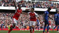 Striker Arsenal, Danny Welbeck (kiri) saat merayakan golnya ke gawang Manchester United dalam laga lanjutan Premier League, di Stadion Emirates, Minggu (7/5/2017). (AFP/Ian Kington). 
