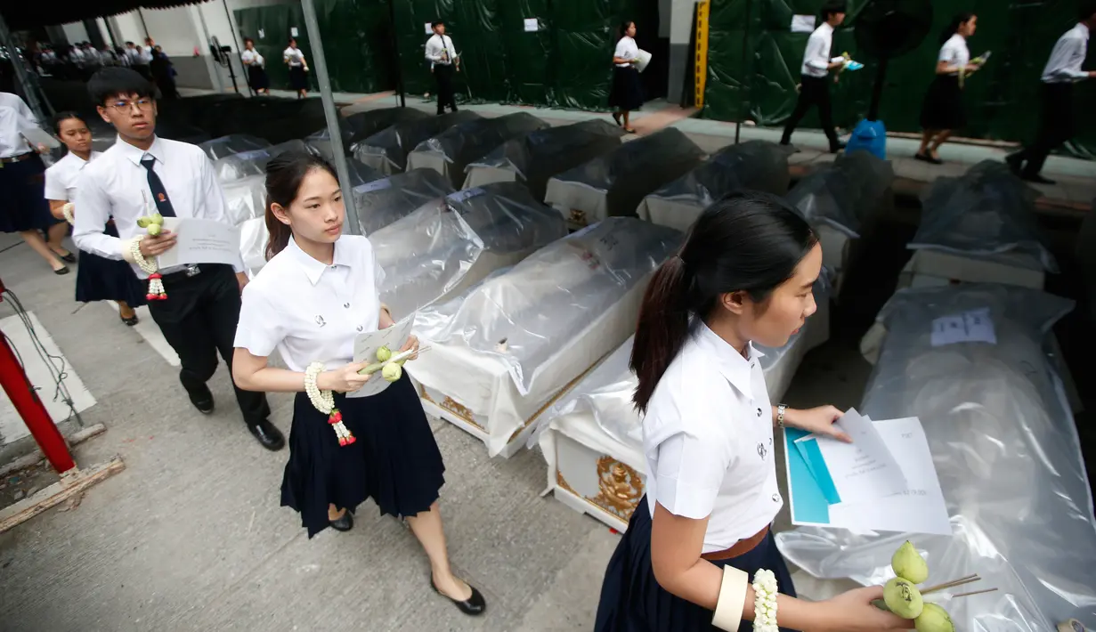 Mahasiswa kedokteran memberi penghormatan pada jenazah yang digunakan untuk studi mereka di RS Chulalongkorn di Bangkok, Thailand, Kamis (3/5). Upacara penghormatan dilakukan menurut agama Buddha. (AP Photo/Sakchai Lalit)