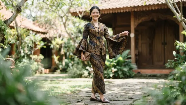 Atasan Lengan Lonceng (Bell Sleeves)