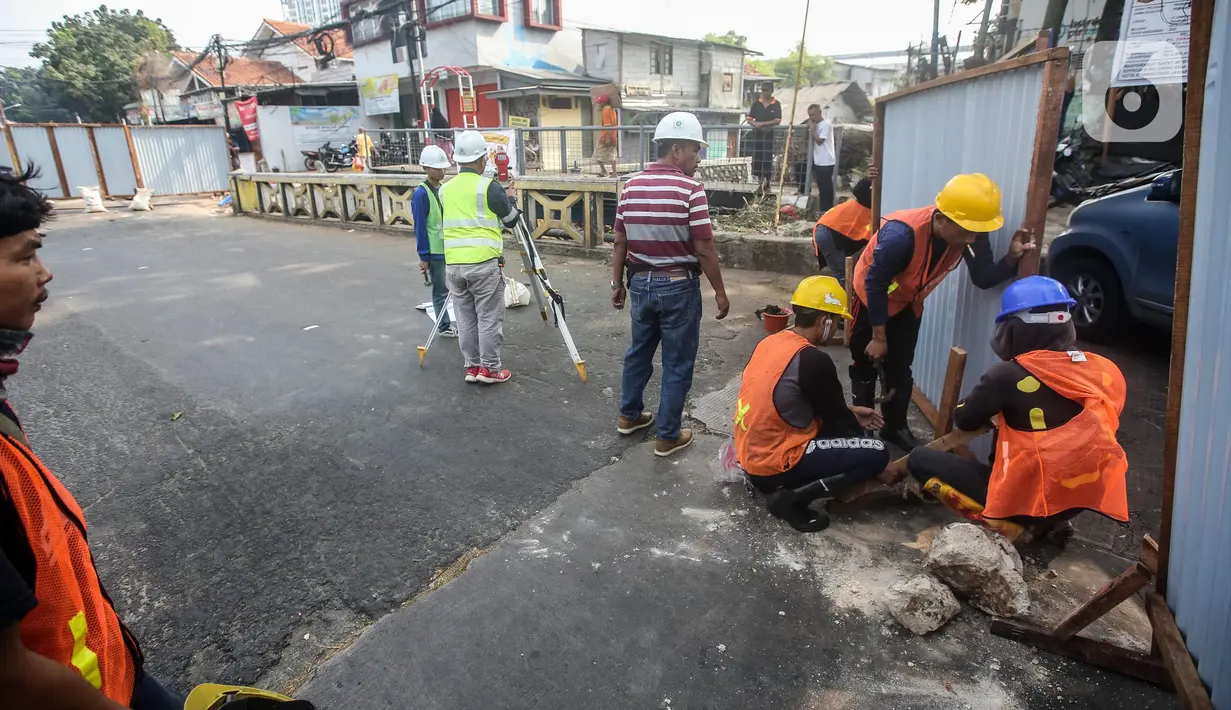 Pekerja menyelesaikan proyek revitalisasi Jembatan Cibubur, Jakarta, Selasa (2/8/2022). Revitalisasi ditargetkan selesai pada 6 November 2022. (Liputan6.com/Faizal Fanani)