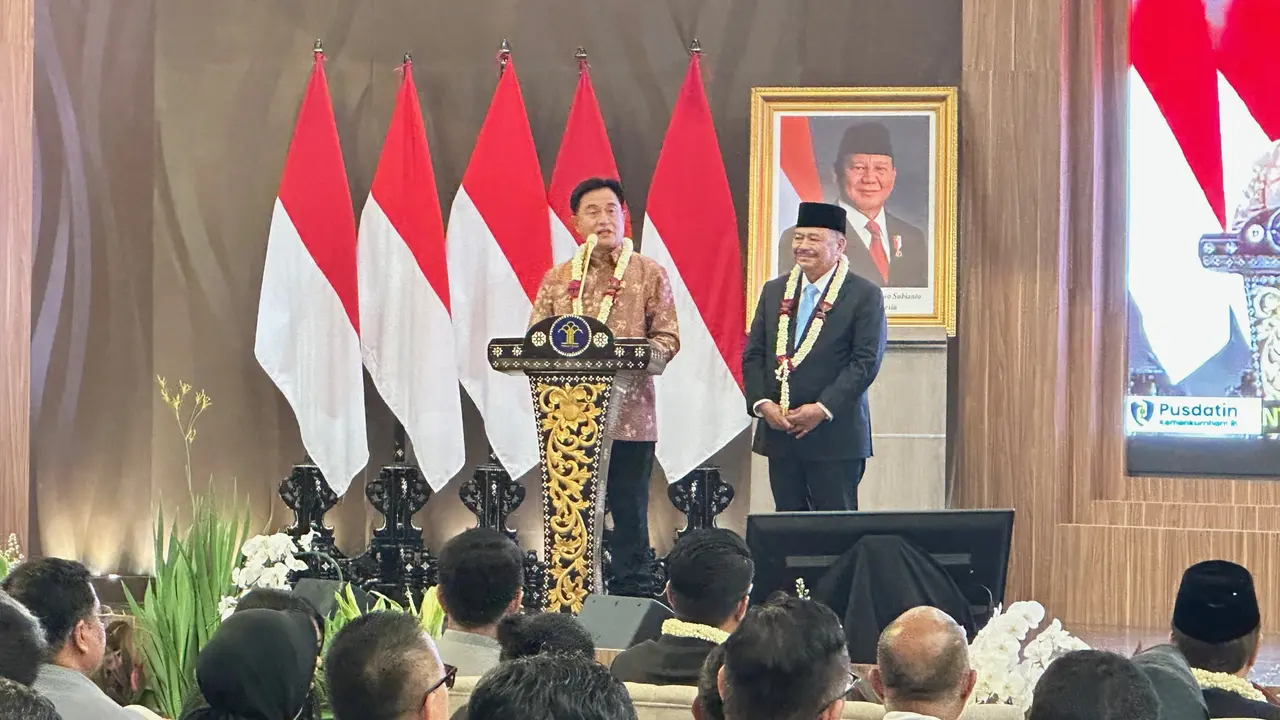 Menko Bidang Hukum, HAM, Imigrasi, dan Pemasyarakatan Yusril Ihza Mahendra dan Otto Hasibuan, Wakil Menteri Koordinator Bidang Hukum, HAM, Imigrasi dan Pemasyarakatan.