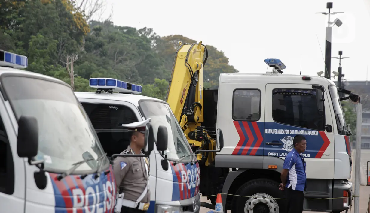 Polisi mengikuti pengecekan fasilitas kendaraan pengamanan perayaan Natal 2019 dan Tahun Baru 2020 di Parkir Timur GBK, Jakarta, Senin (25/11/2019). Kendaraan yang dicek meliputi motor patwal, mobil patroli dan pengawasan jalan hingga angkutan derek. (Liputan6.com/Faizal Fanani)