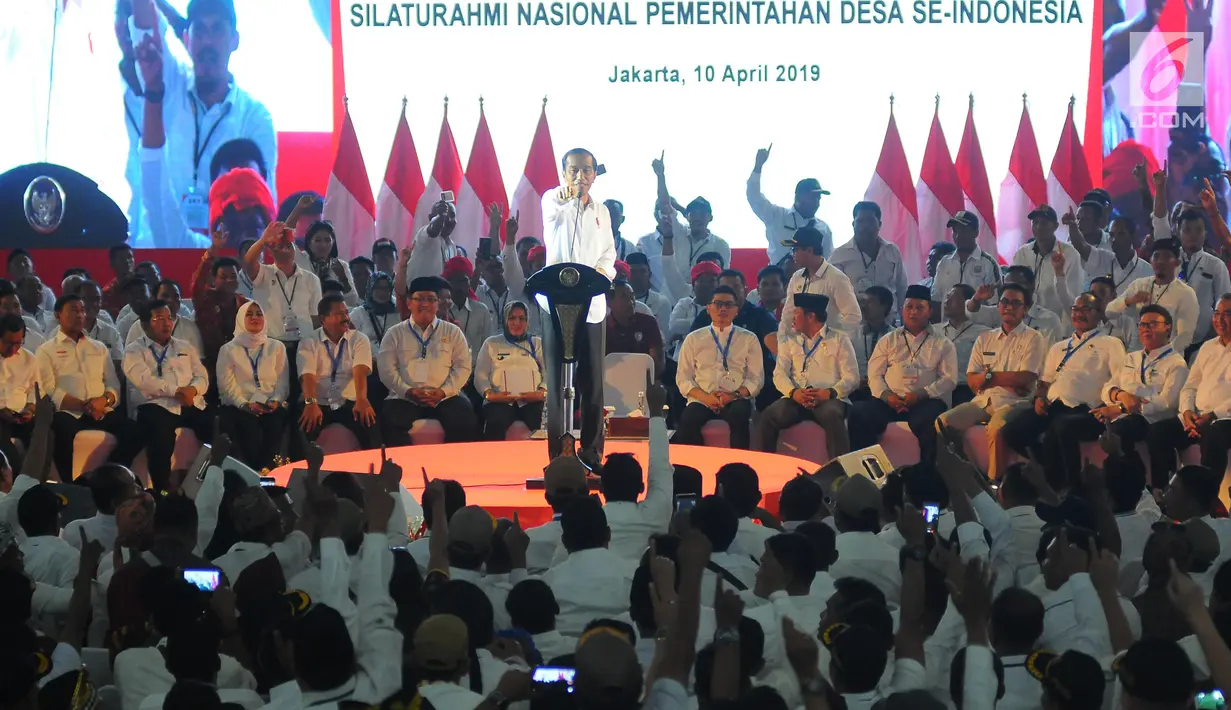 Presiden Joko Widodo memberikan pidato saat menghadiri Silaturahmi Nasional Pemerintahan Desa se-Indonesia di Jakarta, Rabu (10/4). Presiden mengatakan akan terus menaikkan jumlah dana desa serta memudahkan sistem laporan pertanggung jawabannya. (Liputan6.com/Angga Yuniar)