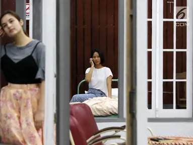 Aktris Chelsea Islan dan Tara Basro berlatih pentas teater Perempuan-Perempuan Chairil di Gedung Nyi Ageng Serang, Jakarta, Rabu (8/11). Pementasan teater ini akan digelar pada 11 dan 12 November 2017. (Liputan6.com/Immanuel Antonius)
