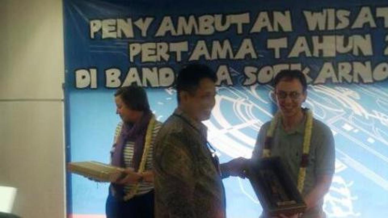Sepasang turis Inggris disambut meriah di Soekarno-Hatta