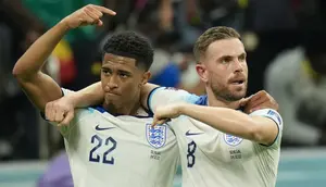 Pemain timnas Inggris, Jordan Henderson (kanan) merayakan golnya ke gawang Senegal bersama rekan setimnya Jude Bellingham dalam pertandingan 16 besar Piala Dunia 2022 yang berlangsung di Al Bayt Stadium, Qatar, Senin (5/12/2022). (AP Photo/Francisco Seco)