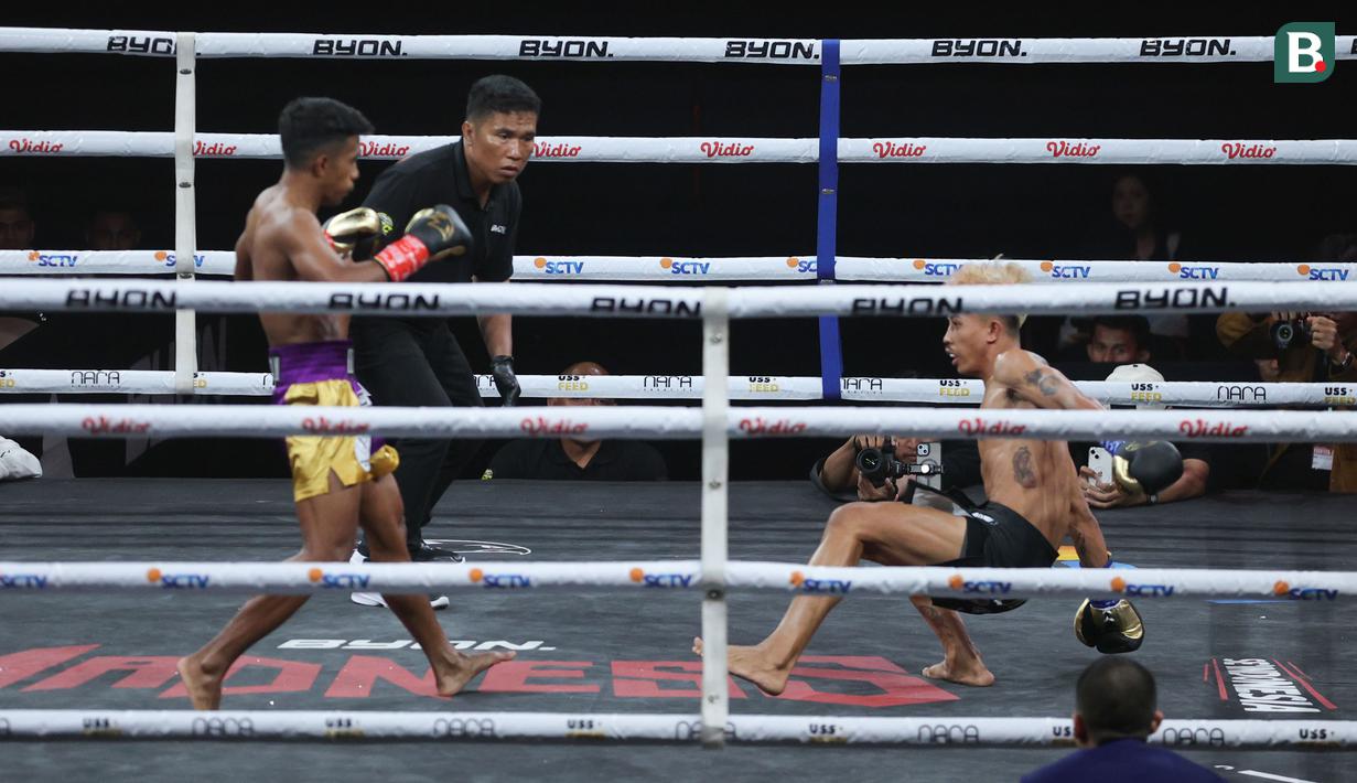 Kkasam berhasil menjatuhkan Weerian saat bertarung dalam partai utama BYON Madness 2025 di Stadion 6 Emtek City, Jakarta Barat, Sabtu (30/8/2025). (Bola.com/M Iqbal Ichsan)