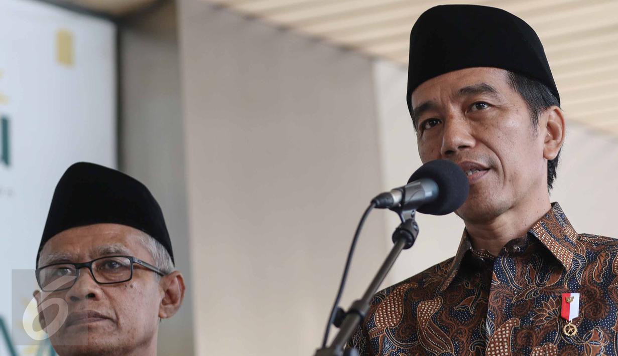 Presiden Joko Widodo memberi keterangan usai pertemuan tertutup di Kantor Pimpinan Pusat Muhammadiyah, Jakarta, (8/11). Kunjungan  Jokowi ke PP Muhammadiyah dalam rangka melakukan konsolidasi atau dialog dengan ormas Islam. (Liputan6.com/Faizal Fanani)