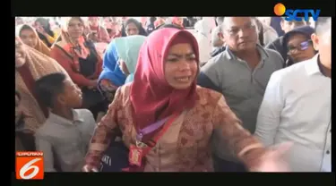 Batal berangkat umroh ke Tanah Suci Mekkah, Arab Saudi, jemaah Abu Tours dan keluarganya meluapkan emosi di Bandara Internasional Hasanuddin Sulawesi Selatan.