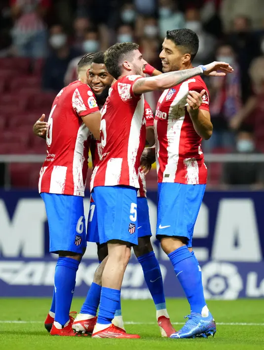 Penyerang Atletico Madrid, Luis Suarez (kanan) berselebrasi dengan rekan setimnya usai mencetak gol ke gawang Barcelona pada pertandingan lanjutan La Liga Spanyol di Estadio Wanda Metropolitano di Madrid, Minggu (3/10/2021). Atletico Madrid menang atas Barcelona 2-0. (AP Photo/Manu Fernandez)