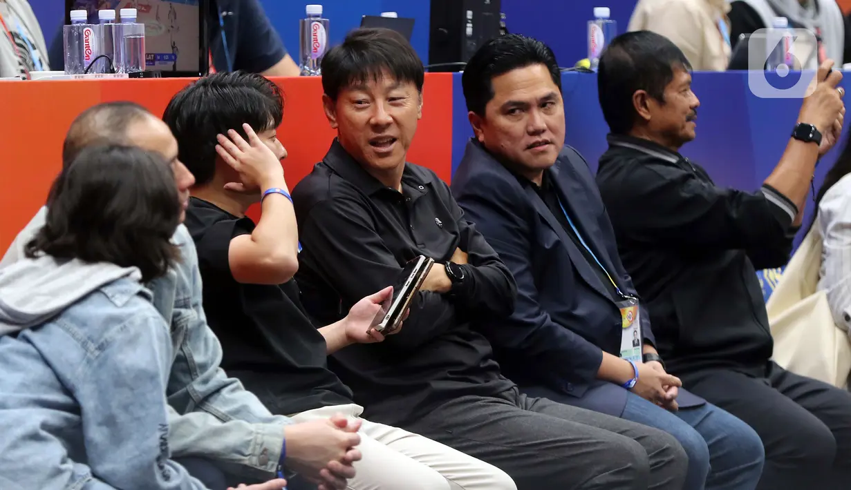 Menteri BUMN Erick Thohir (kedua kanan) bersama pelatih timnas senior dan U-23 Indonesia, Shin Tae-yong saat menyaksikan laga penutup penyisihan grup H FIBA World Cup 2023 antara Latvia dan Kanada di Indonesia Arena, Gelora Bung Karno, Jakarta, Selasa (29/8/2023). (Liputan6.com/Helmi Fithriansyah)