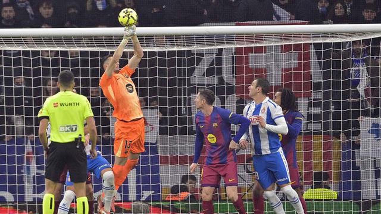 Joan Garcia Disebut Kiper Terbaik Dunia usai Bawa Barcelona Kalahkan Racing Santander