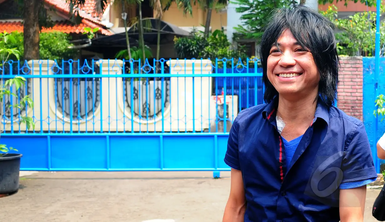 Gitaris Slank, Abdee tiba di markas Slank, Gang Potlot, Jakarta, Minggu (22/3). Slank mengklarifikasi bahwa Abdee Negara sedang cuti karena sakit gagal ginjal yang diderita Abdee. (Liputan6.com/Yoppy Renato)