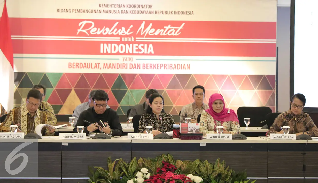 Menko PMK Puan Maharani beserta Mendagri Tjahjo Kumolo, Menag Lukman Hakim, Mensos Khofifah Indar Parawansa, dan Menteri Pemberdayaan dan Anak Yohana Yambise. menggelar rapat khusus membahas Gafatar di Jakarta, Selasa (2/2). (Liputan6.com/Angga Yuniar)