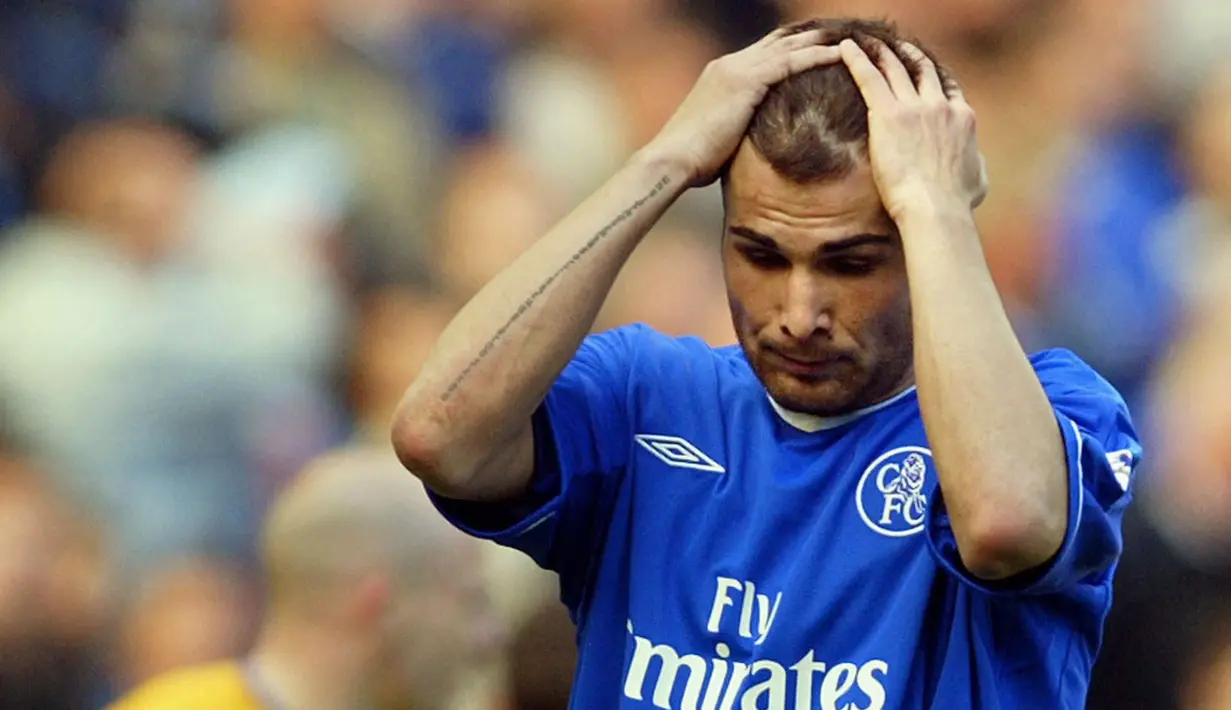 Adrian Mutu - Digadang-gadang menjadi penerus Gianfranco Zola, striker Romania ini malah terpuruk bersama Chelsea. Pertengkaran dengan Jose Mourinho dan terbukti menggunakan narkoba membuat The Blues memutus kontraknya. (Foto: AFP/Adrian Dennis)