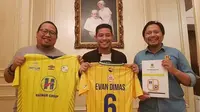 Evan Dimas Darmono resmi bergabung dengan Barito Putera. Evan Dimas dikontrak satu tahun. (foto: instagram.com/psbaritoputeraofficial)