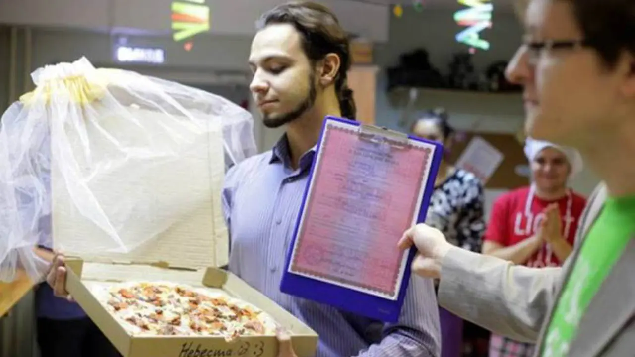 Pria menikahi pizza
