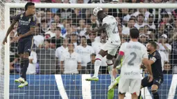 Bek AC Milan, Fikayo Tomori melepaskan sundulan yang menghasilkan gol pertama timnya ke gawang Real Madrid pada laga pramusim 2023/2024 Soccer Champions Tour di Rose Bowl Stadium, Pasadena, California, Senin (24/7/2023) pagi WIB. (AP Photo/Ashley Landis)