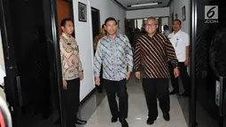 Menko Polhukam Wiranto (kedua kiri) bersama Ketua KPU, Arief Budiman berjalan bersama usai melakukan pertemuan di Gedung KPU, Jakarta, Selasa (6/3). Pertemuan berlangsung sekitar satu jam dan tertutup. (Liputan6.com/Helmi Fithriansyah)