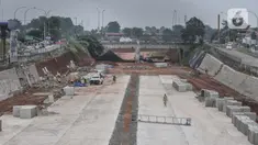 Aktivitas pekerja menyelesaikan proyek Tol Cijago seksi 3 ruas Limo-Kukusan, Tanah Baru, Depok, Jawa Barat, Minggu (3/10/2021). Dirut PT Translingkar Kita Jaya Hilman Muchsin mengungkapkan proyek Tol Cijago seksi 3 ruas Cinere-Limo ditargetkan beroperasi Februari 2022. (merdeka.com/Iqbal S. Nugroho)