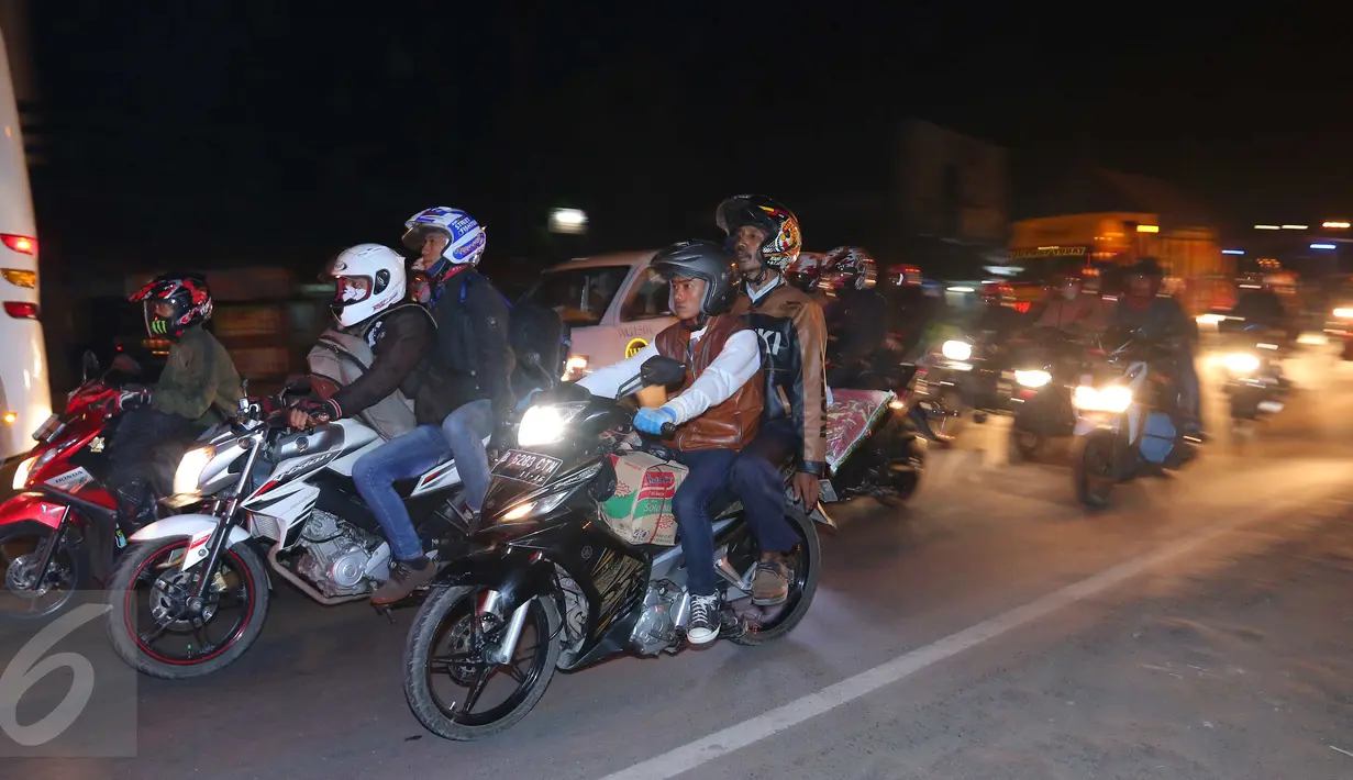 Sejumlah pemudik sepeda motor melintasi jalur simpang Cikalong, Jawa Barat, Jumat (1/7) dini hari. H-5 Lebaran, ratusan pemudik yang menggunakan sepeda motor mulai memadati jalur pantura menuju Jawa Tengah. (Liputan6.com/Angga Yuniar)